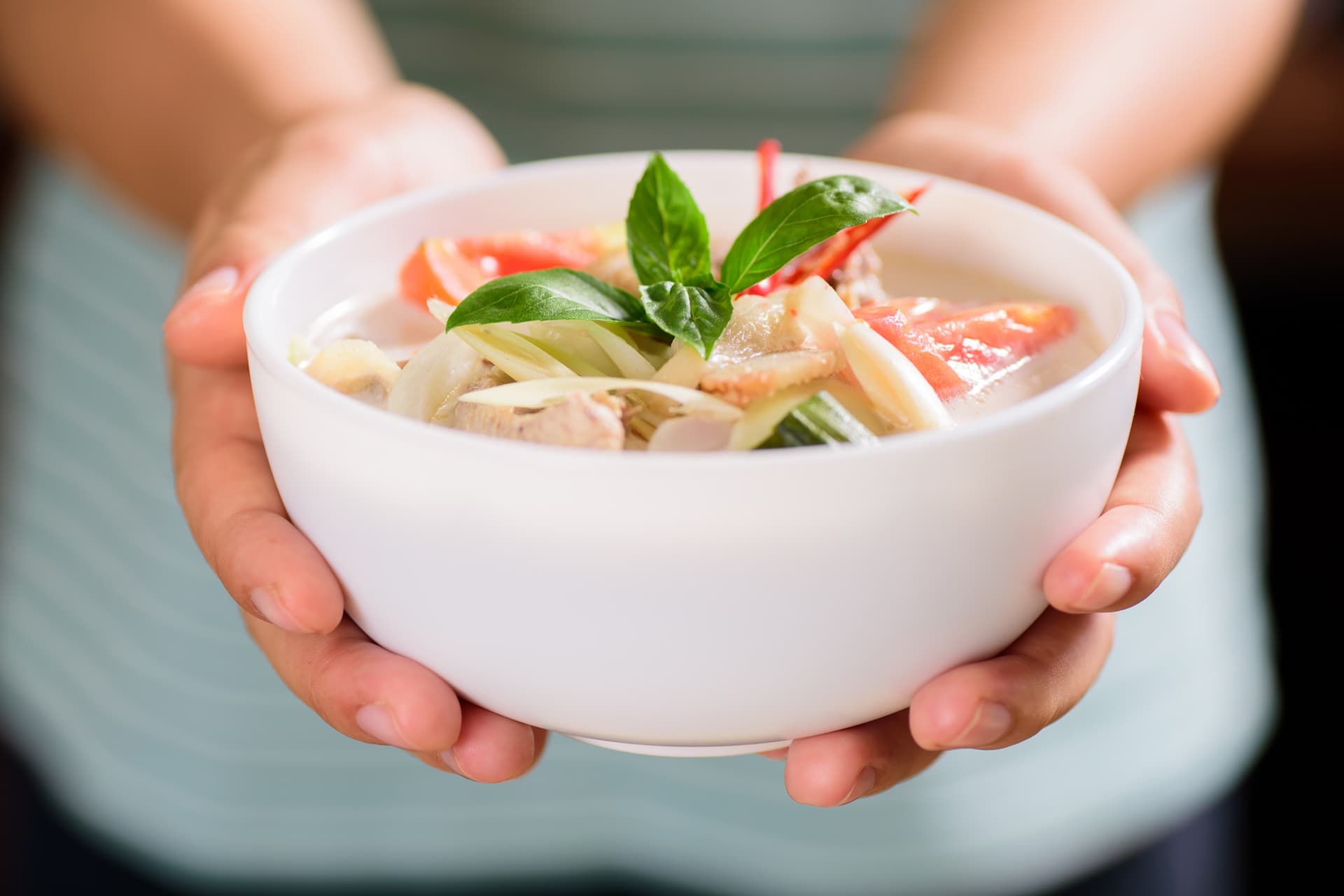 Tom Kha Kai : la recette de l’incontournable soupe de poulet au lait de coco
