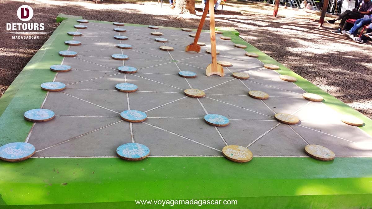 Fanorona: Between Chess and Checkers